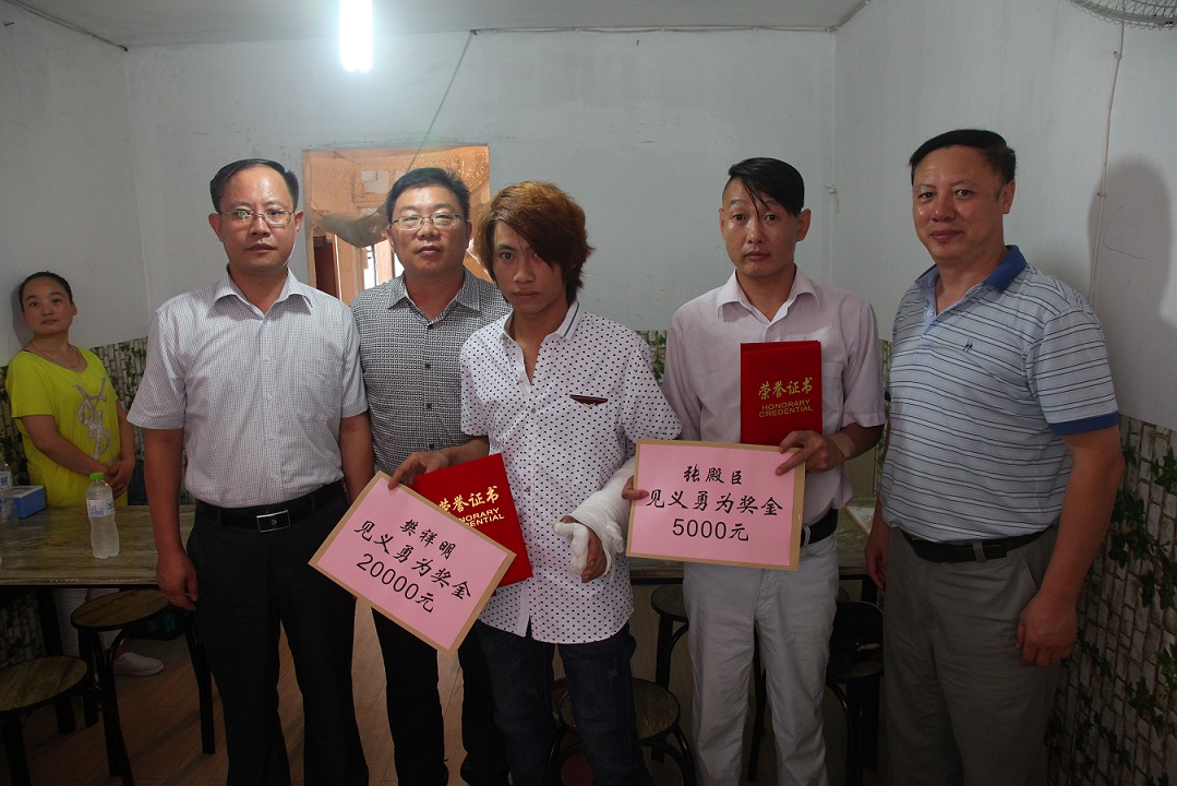樊祥明、张殿臣荣获“青岛市见义勇为模范”荣誉称号(图1)