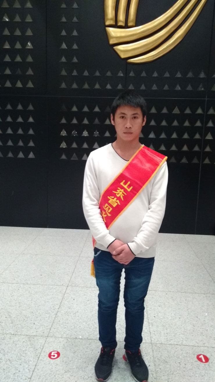 青岛市9人受邀参加“山东省见义勇为模范”表彰颁奖晚会(图2) 青岛市9人受邀参加“山东省见义勇为模范”表彰颁奖晚会(图2)