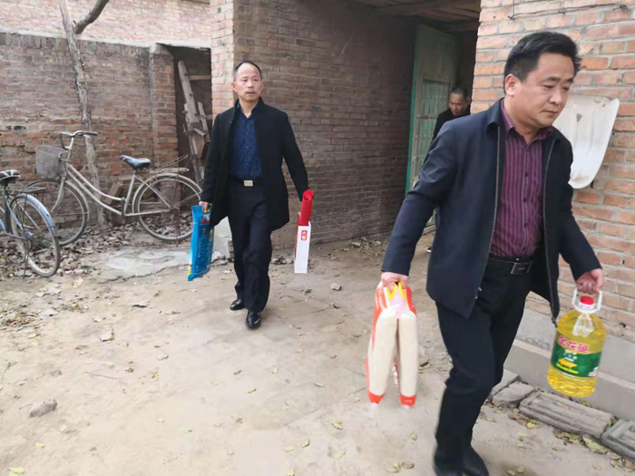 关怀英雄  送去温暖 青岛市见义勇为基金会开展“双百扶贫行动”(图3)