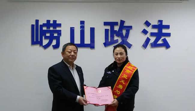 青岛市开展第二十批见义勇为表彰奖励 第十六批“见义勇为慈善基金”救助抚恤活动(图2) 青岛市开展第二十批见义勇为表彰奖励 第十六批“见义勇为慈善基金”救助抚恤活动(图2)
