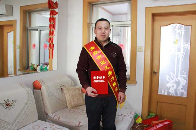 青岛市开展第二十批见义勇为表彰奖励 第十六批“见义勇为慈善基金”救助抚恤活动(图5) 青岛市开展第二十批见义勇为表彰奖励 第十六批“见义勇为慈善基金”救助抚恤活动(图5)