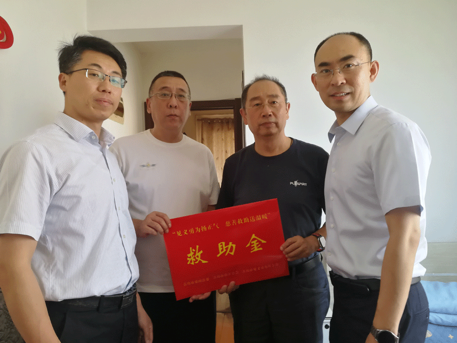 市委政法委、市慈善总会、市见义勇为基金会联合开展“见义勇为扬正气、慈善救助送温暖”走访慰问活动(图1)