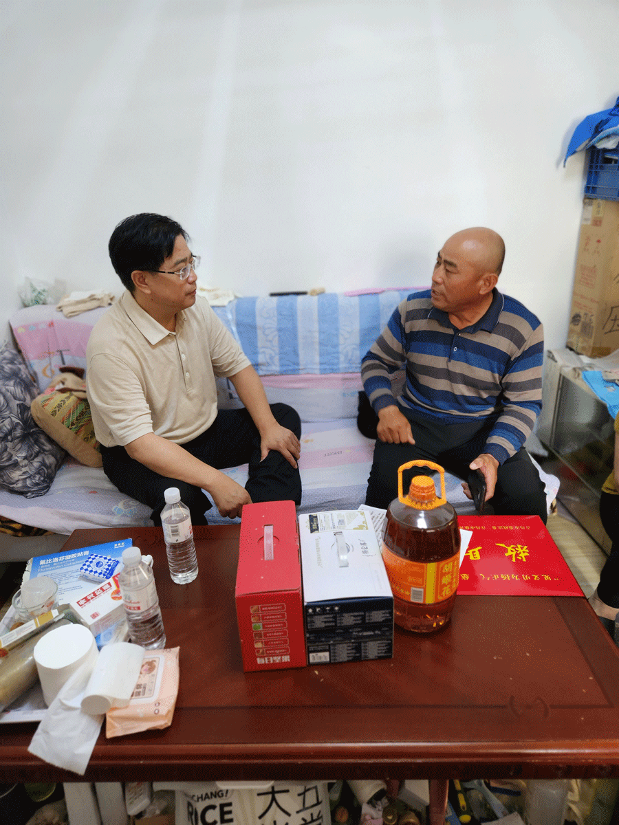 市委政法委、市慈善总会、市见义勇为基金会联合开展“见义勇为扬正气、慈善救助送温暖”走访慰问活动(图2)