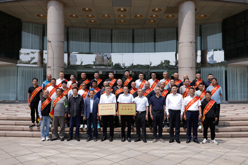 青岛市委政法委、市见义勇为基金会举行全市第三十二批见义勇为模范（群体）表彰活动(图1)